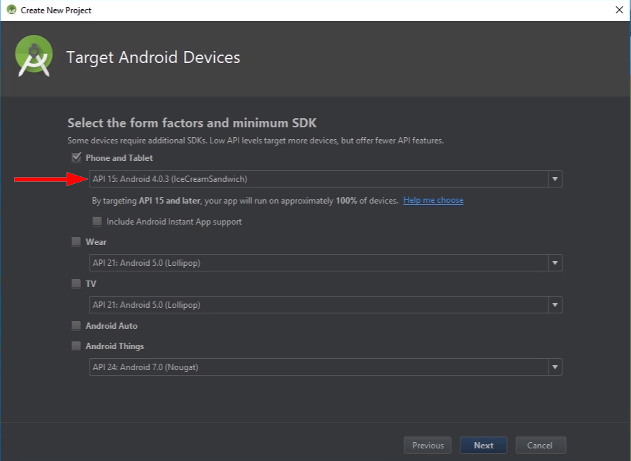 Janela Target Android Devices, para seleção de forma de fatores e SDK mínimo. Abaixo, encontramos o texto descritivo com a informação de que alguns serviços requerem SDKs adicionais, e que baixos níveis de API atingem mais serviços, mas oferecem menos funcionalidades de API. A pripmeira opção "Phone and Tablet" está selecionada, preenchida com a opção `API 15: Android 4.0.3 (IceCreamSandwich)`. Há um texto explicativo segundo o qual a seleção de `API 15` e posteriores cobre aproximadamente 100% dos serviços. As outras opções, não selecionadas, são: Include Android Instant App Suport; Wear; TV; Android Auto e Android Things.     